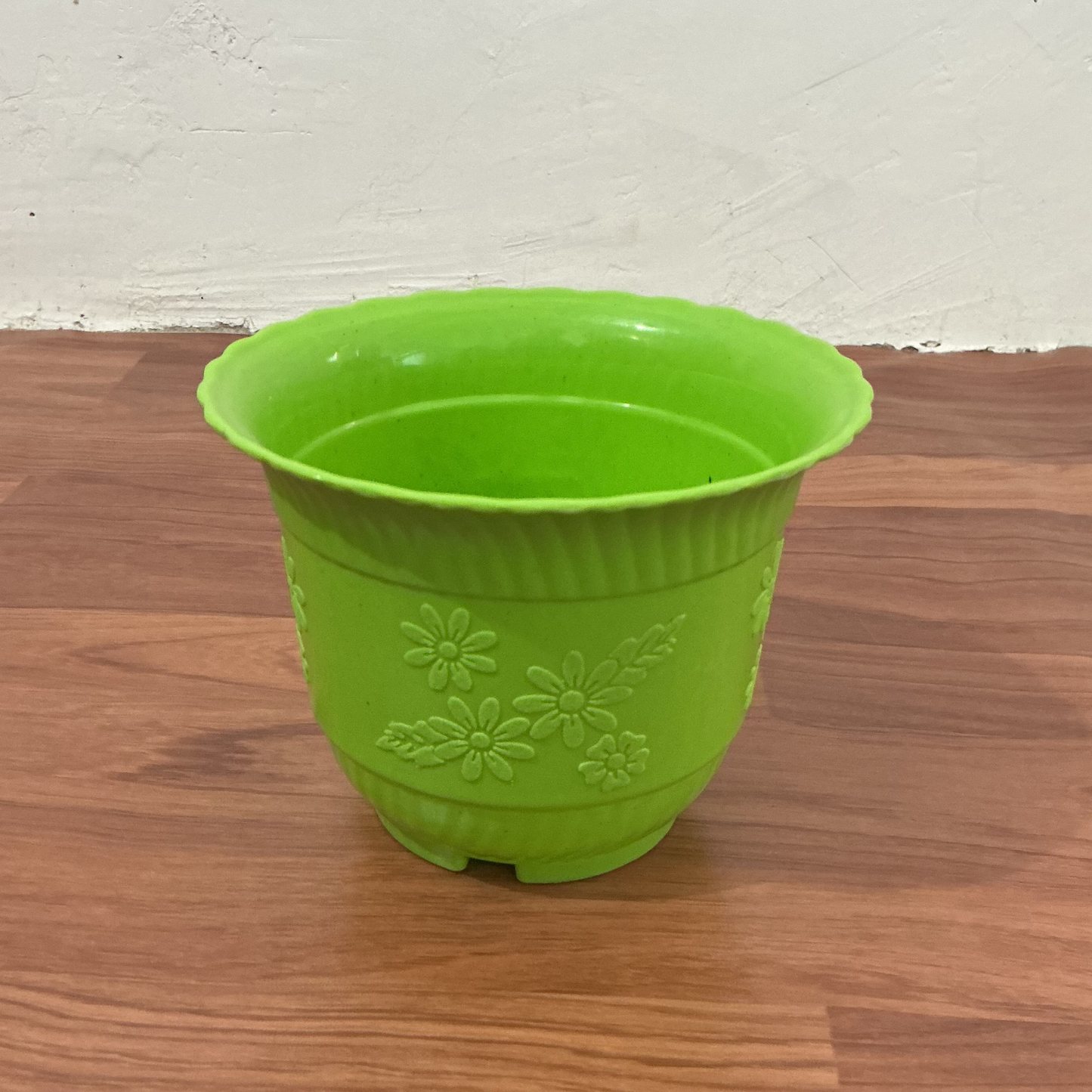 Flower Design Plastic Planter in 6 Inch Green Pot